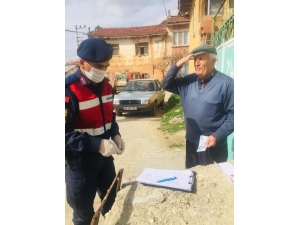 Maaşını Alan Kadir Amca Memnuniyetini Asker Selamıyla Gösterdi