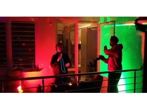 Evde Kalan Vatandaşlara Balkonundan Dj’lik Yaparak Moral Verdi