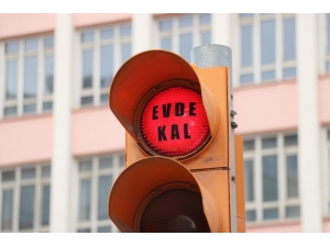 Trafik Işıkları ’Evde Kal’ Çağrısı İle Yandı