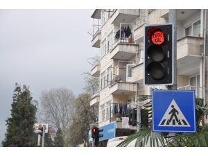 Trafik Işıklarına Korona Virüs İle Mücadele Kapsamında “Evde Kal” Uyarısı Koydular