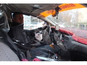 Taksiciden Korona Virüsüne Karşı Şeffaf Kabin