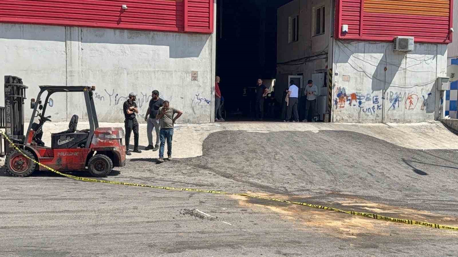 gaziantep-te-uzerine-forklift-devrilen-genc-isci-hayatini-kaybetti