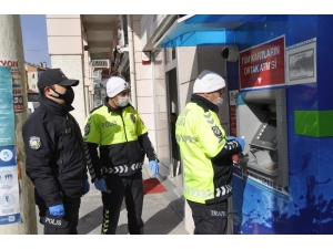 Evinden Çıkamayan Yaşlının Emekli Maaşını Çekip İş Yerine Taksitini De Ödeyerek Kalanını Teslim Ettiler