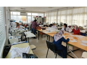 Artuklu’da Gönüllü Kadınlar Maske Üretiyor