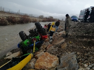 Malatyada Traktör Şarampole Devrildi