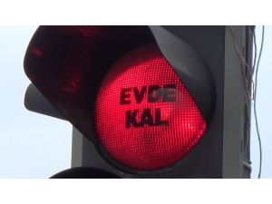 Diyarbakır’da Trafik Işıklarına ’Evde Kal’ Yazısı Yansıtıldı