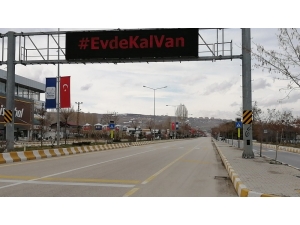Van’da Trafik Elektronik Levhalarından "Evde Kal" Çağrısı