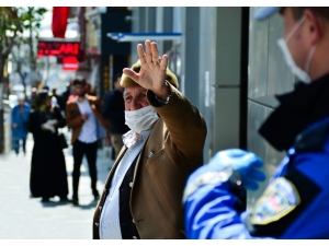 Elazığ Polisi Hem Alış Veriş Yapıyor, Hem Sokakta Vatandaşı Uyarıyor