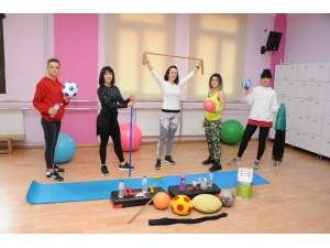 Virüsten Korunmak İçin Evde Su Şişesi Ve Pas Pas İle Spor