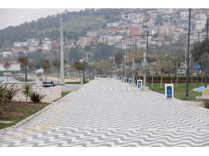 İzmir’de Sahil Ve Pazar Yerleri Boş Kaldı