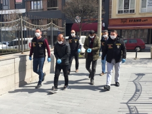 Kendini Polis Olarak Tanıtan 2 Şüpheli Suçüstü Yakalandı