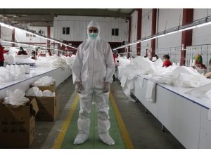 Tekstil Üretimini Durdurup Sağlıkçılar İçin Tulum Üretmeye Başladılar