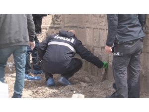Mezarlık Süsü Verilen Yer Polisi Harekete Geçirdi