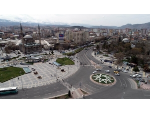 Korona Virüs Nedeniyle Meydanlar Boş Kaldı