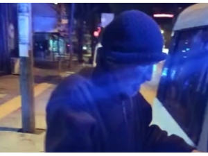 Sokakta Yalnız Yaşayan Yaşlı Vatandaşa İzmir Polisi Sahip Çıktı