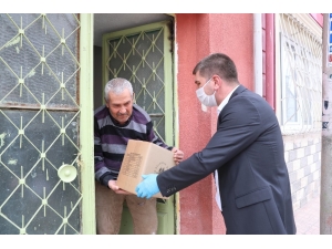 Burdur Belediyesi Ramazan Paketlerini Erken Dağıtmaya Başladı