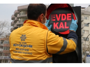 Aydın’da Trafik Lambalarına ’Evde Kal’ Uyarısı Yapıştırıldı