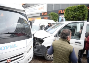 Minibüs, Otomobille Yarışırken Polis Aracına Çarptı: 2’si Polis 3 Yaralı