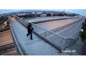 Üst Geçitte Karşılaştığı Kadının Çantasını Böyle Gasp Etti