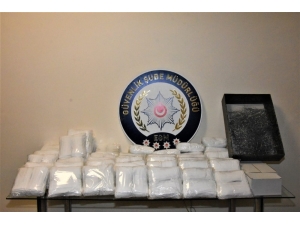 Antalya’da Merdiven Altı Üretim 4 Bin 900 Maske Ele Geçirildi