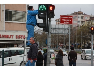 Kocaeli’deki Trafik Işıklarıyla ’Evde Kal’ Mesajı Verildi
