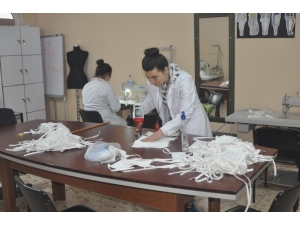 Payas’ta Gönüllü Kadınlar, Günlük 400 Adet Maske Üretiyor