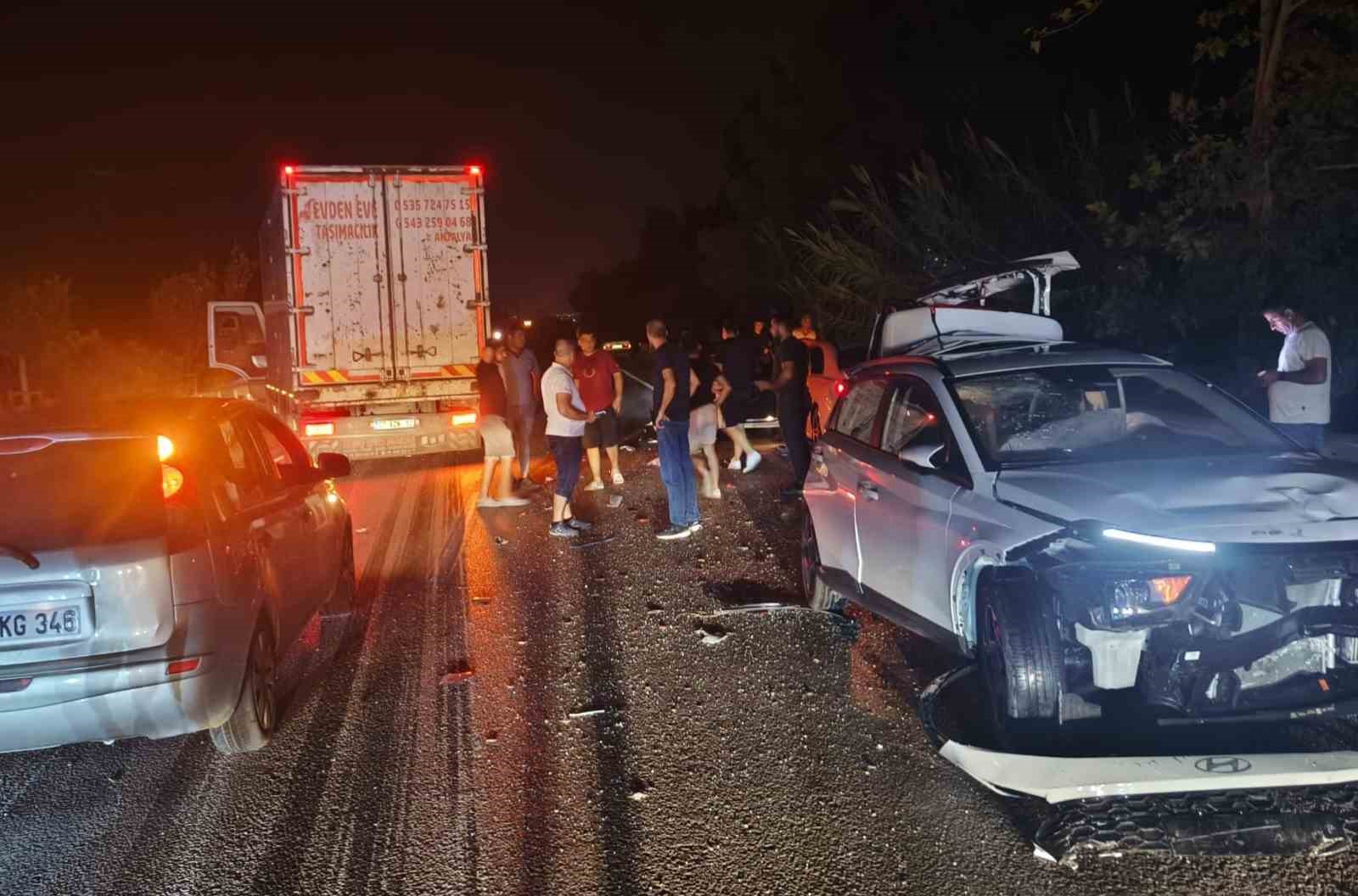 antalya-da-4-aracin-karistigi-kazada-ortalik-savas-alanina-dondu