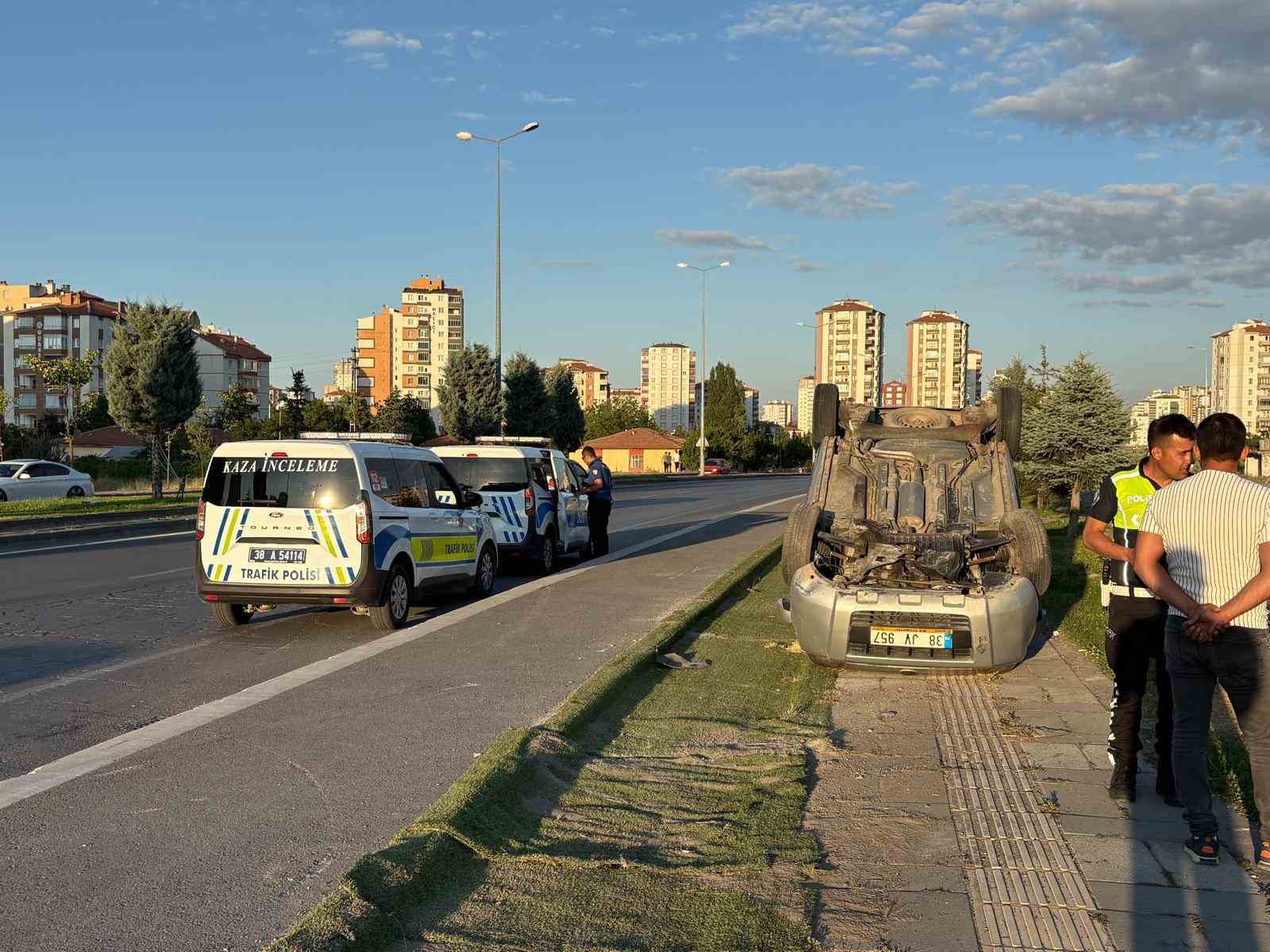 kayseri-de-hafif-ticari-arac-takla-atti-1-yarali