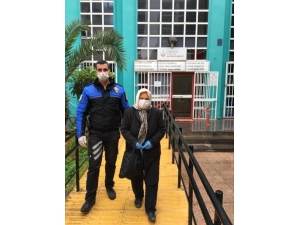 Acil İhtiyacı Olan Yaşlılara Polis Eşlik Etti