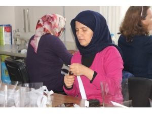 Halk Eğitim Merkezi’nden Sağlık Çalışanları İçin Film Maske Üretimi