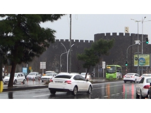 Meteorolojinin Uyarısı Sonrası Diyarbakır’da Sağanak Yağış Başladı