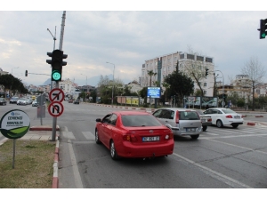 Antalya’da Sinyalizasyon İşaretlerinden Korona Uyarısı