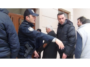 İnegöl’de Polis Mesafe Nöbetinde