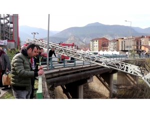 18 Yaşındaki Genç Köprüden Atladı, Vatandaşlar Film İzler Gibi İzledi