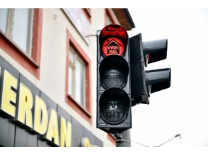 Elbistan’da Trafik Işıklarında Tebessüm Ettiren ’Korona Virüs’ Uyarısı