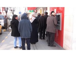 Banka Önlerinde Sosyal Mesafeye Uymadılar