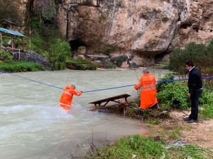 Dere Kenarında Mahsur Kalan Köpek Nefes Kesen Operasyonla Kurtarıldı