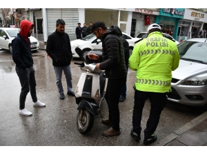 Aksaray’da Otomobil Motosiklete Çarptı: 1 Yaralı