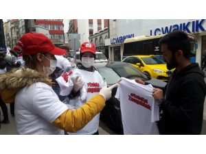 Vatandaşları Tek Tek Durdurup "Evde Kal" Tişörtü Dağıttılar