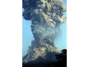 Endonezya’da Merapi Yanardağı’nda Patlama