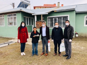 Öğretmenler Ev Ev Dolaşıp Öğrencilere Kitap Hediye Etti