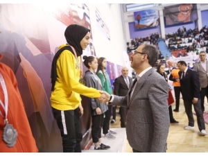 Şampiyon Tekvandocu Meryem İyin’den “Evde Kal” Çağrısı