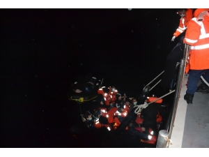 İzmir Açıklarında 12’si Çocuk 21 Düzensiz Göçmen Kurtarıldı