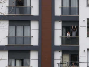 Korona Virüs Nedeniyle Evde Kalan Vatandaşlar Sokaklarına Gelen Bando Takımıyla Moral Buldu