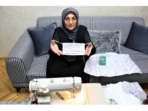 Evden Sağlıkçılar İçin Gönüllü Olarak Maske Dikiyor