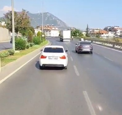 alanya-da-itfaiyeye-yol-vermeyen-surucu-cep-telefonu-kamerasinda
