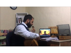 Evde Kalıyorlar, Koro Eğitimini Uzaktan Alıyorlar