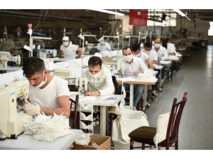 Tarsuslu Tekstilci Koronavirüs İçin 30 Bin Adet Ücretsiz Maske Üretti
