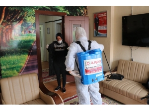 Kıyafetleri İle Dezenfekte Oldu