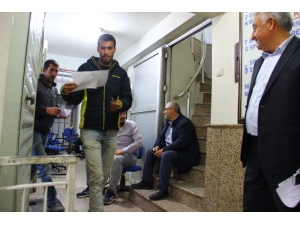 Noterler Virüs Nedeniyle Nöbetleşe Çalışınca, Vatandaş Saatlerce İşlem Sırası Bekliyor